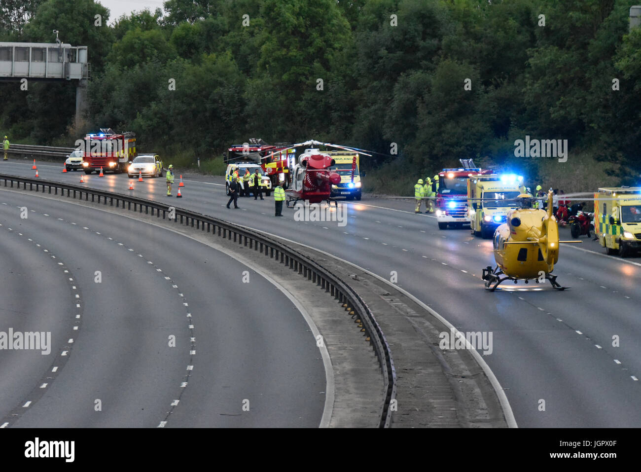 Der Unfall schloss M11 in der Nähe von Bishops Stortford, Harlow, Essex, Großbritannien. Drei Menschen ins Krankenhaus gebracht. Zwei Hubschrauber waren dabei und unterstützten zahlreiche Bodeneinheiten. Der Mann wurde angeklagt wegen Alkohol am Steuer Stockfoto