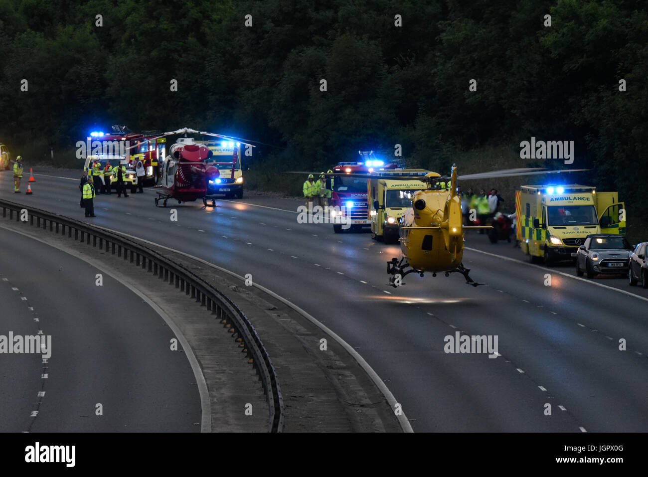 Der Unfall schloss M11 in der Nähe von Bishops Stortford, Harlow, Essex, Großbritannien. Drei Menschen ins Krankenhaus gebracht. Zwei Hubschrauber waren dabei und unterstützten zahlreiche Bodeneinheiten. Der Mann wurde angeklagt wegen Alkohol am Steuer Stockfoto