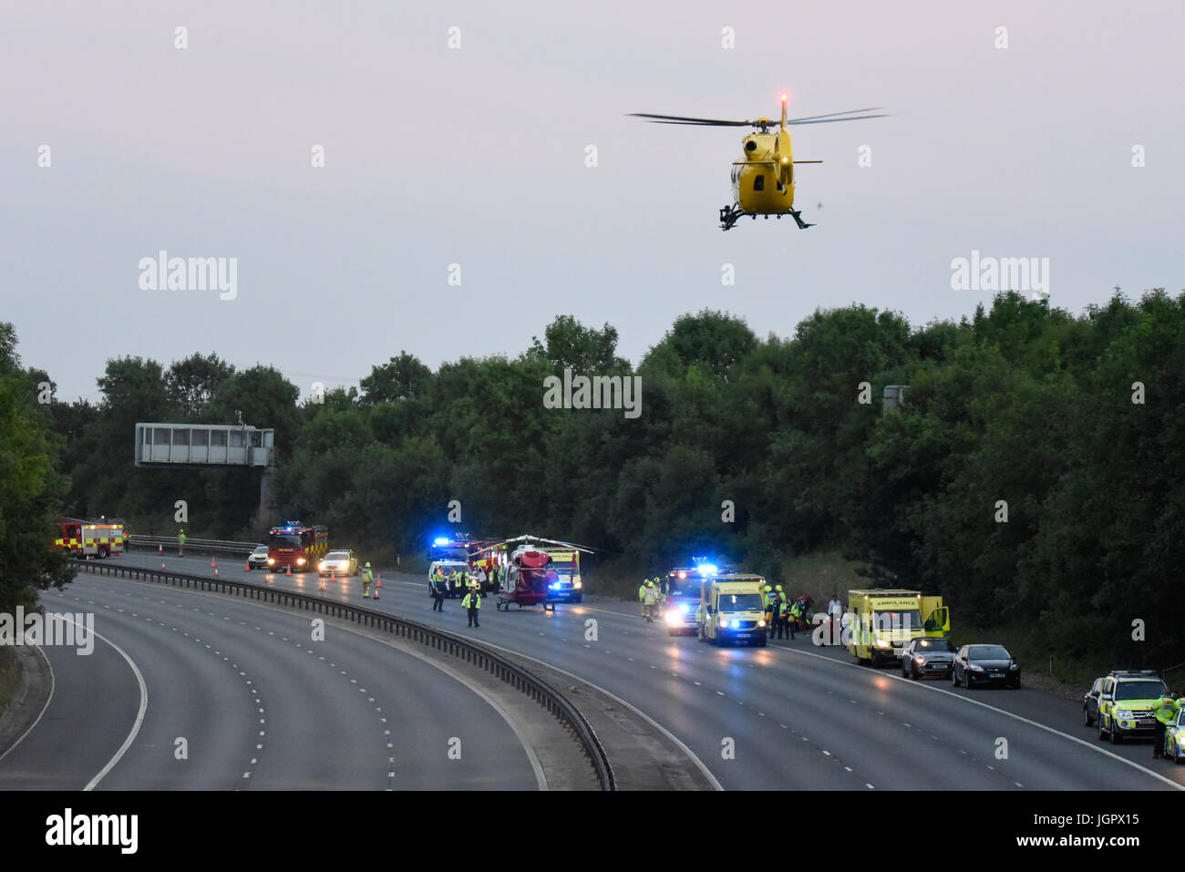 Der Unfall schloss M11 in der Nähe von Bishops Stortford, Harlow, Essex, Großbritannien. Drei Menschen ins Krankenhaus gebracht. Zwei Hubschrauber waren dabei und unterstützten zahlreiche Bodeneinheiten. Der Mann wurde angeklagt wegen Alkohol am Steuer Stockfoto