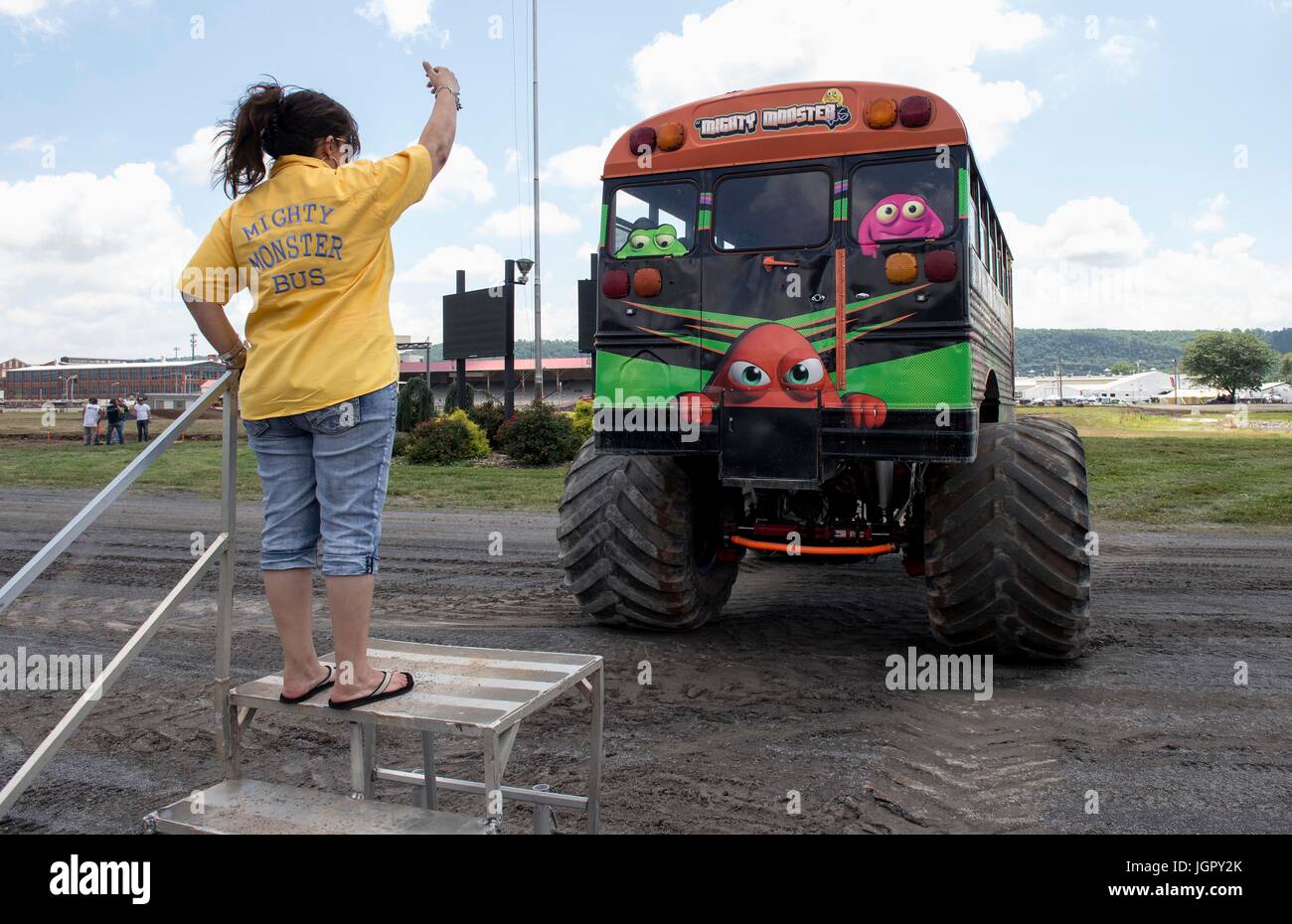 Bloomsburg, Pennsylvania USA. 7. Juli 2017. Die mächtige Monster Bus-Monster-Truck ist in Ort für Menschen an Bord während der 30. jährlichen 4-Rad Summer Jamboree Nationals in Bloomsburg, Pennsylvania Messegelände positioniert. Bildnachweis: Brian Cahn/ZUMA Draht/Alamy Live-Nachrichten Stockfoto