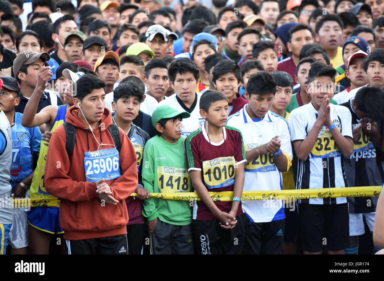 (170710)--LA PAZ, 10. Juli 2017 (Xinhua)--Leute warten vor der 10 km "Präsident Evo" laufen, zum Gedenken an die Bolivien Juli 16 Revolution in La Paz, Bolivien, am 9. Juli 2017. (Xinhua/Enzo De Luca/ABI) (Rtg) Stockfoto