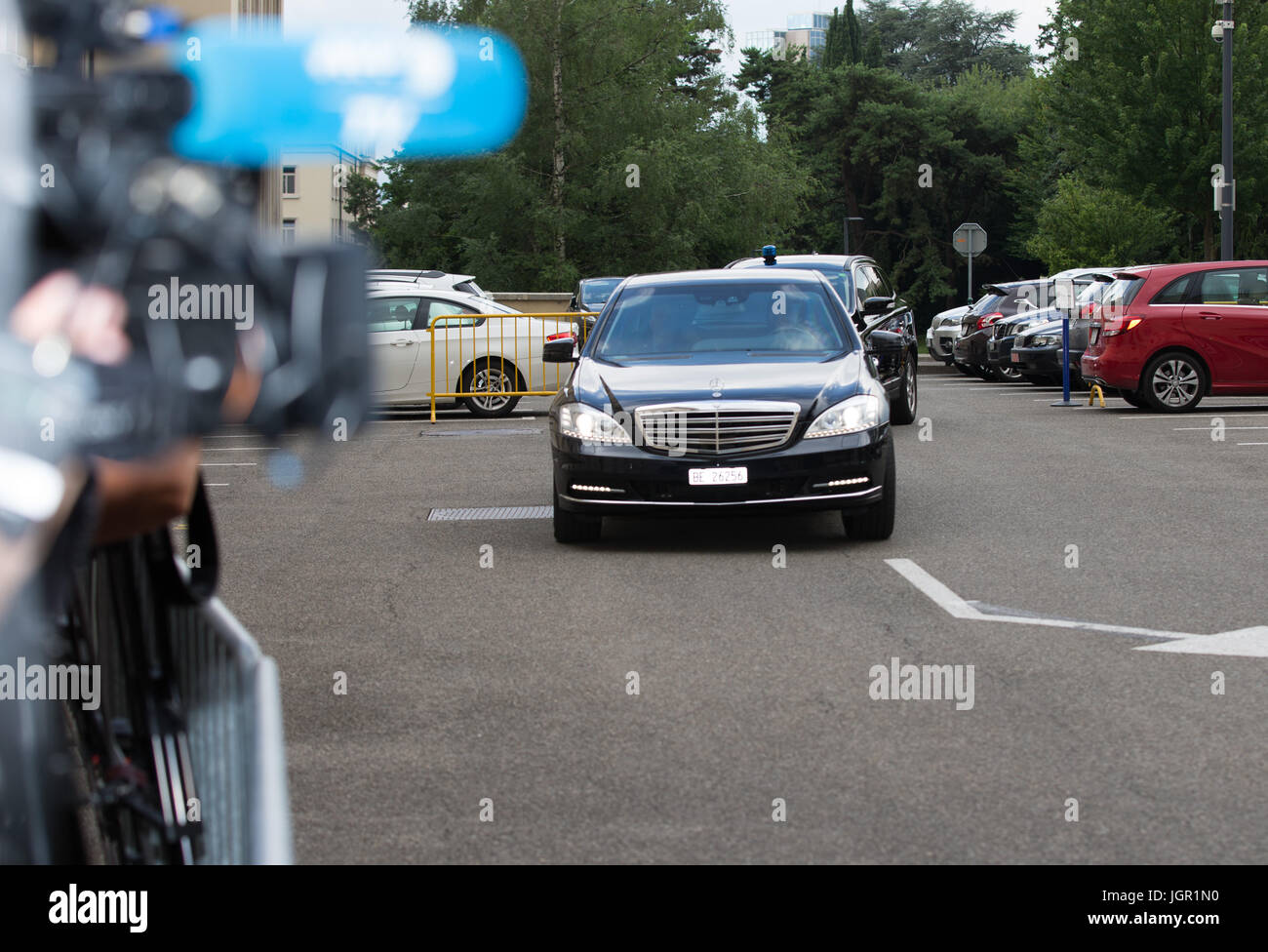 Genf, Schweiz. 10. Juli 2017. Delegation der syrischen Regierung kommen für eine Besprechung der Intra syrischen Verhandlungen im Palais des Nations in Genf, Schweiz, 10. Juli 2017. Eine neue Verhandlungsrunde Intra syrischen versucht, einen politischen Zweck für den sechsjährigen Konflikt vermitteln startete Montag in Genf wie geplant. Bildnachweis: Xu Jinquan/Xinhua/Alamy Live-Nachrichten Stockfoto
