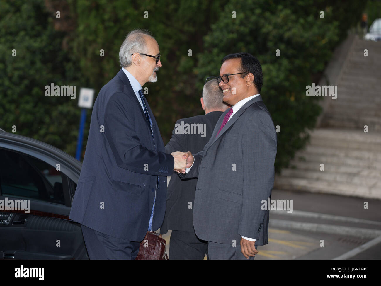 Genf, Schweiz. 10. Juli 2017. Syrischen Botschafter bei den Vereinten Nationen und Leiter der Regierungsdelegation Baschar al-Jaafari (L) kommt es zu einem Treffen der Intra syrischen Verhandlungen im Palais des Nations in Genf, Schweiz, 10. Juli 2017. Eine neue Verhandlungsrunde Intra syrischen versucht, einen politischen Zweck für den sechsjährigen Konflikt vermitteln startete Montag in Genf wie geplant. Bildnachweis: Xu Jinquan/Xinhua/Alamy Live-Nachrichten Stockfoto