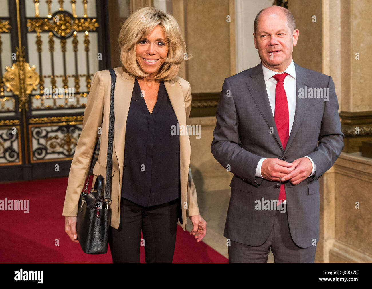 Hamburg, Deutschland. 8. Juli 2017. Die Frau des Präsidenten von Frankreich, Brigitte Macron wird von Olaf Scholz, der Bürgermeister von Hamburg, während ein G20-Gipfel Partner Programm Veranstaltung im Rathaus in Hamburg, Deutschland, 8. Juli 2017 begrüßt. Foto: Jens Büttner/Dpa-Zentralbild/Dpa/Alamy Live News Stockfoto