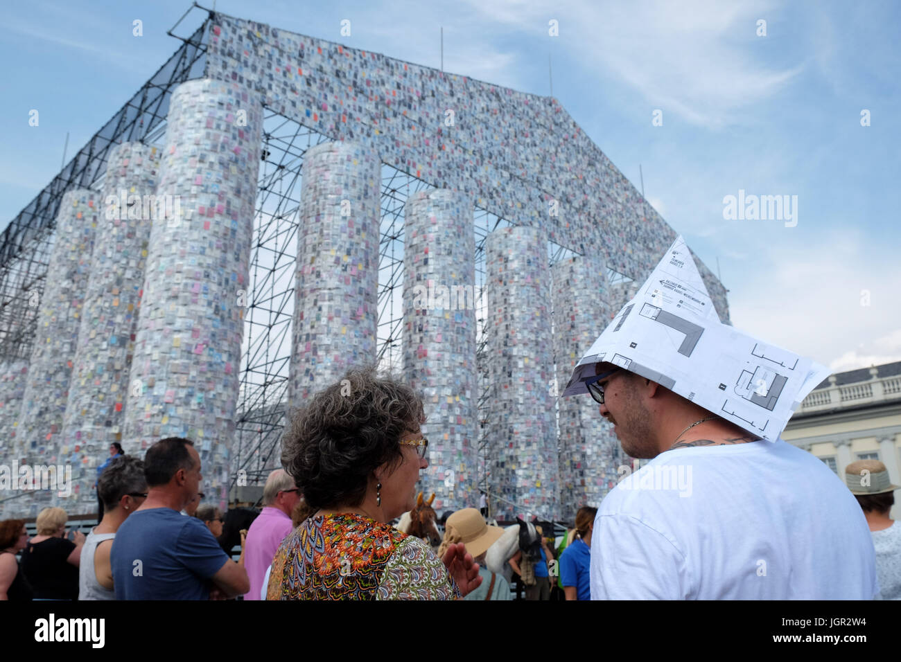 Kassel, Deutschland. 9. Juli 2017. Documenta-Besucher stehen vor der "Parthenon der Bücher" in Kassel, Deutschland, 9. Juli 2017. Foto: Uwe Zucchi/Dpa/Alamy Live News Stockfoto
