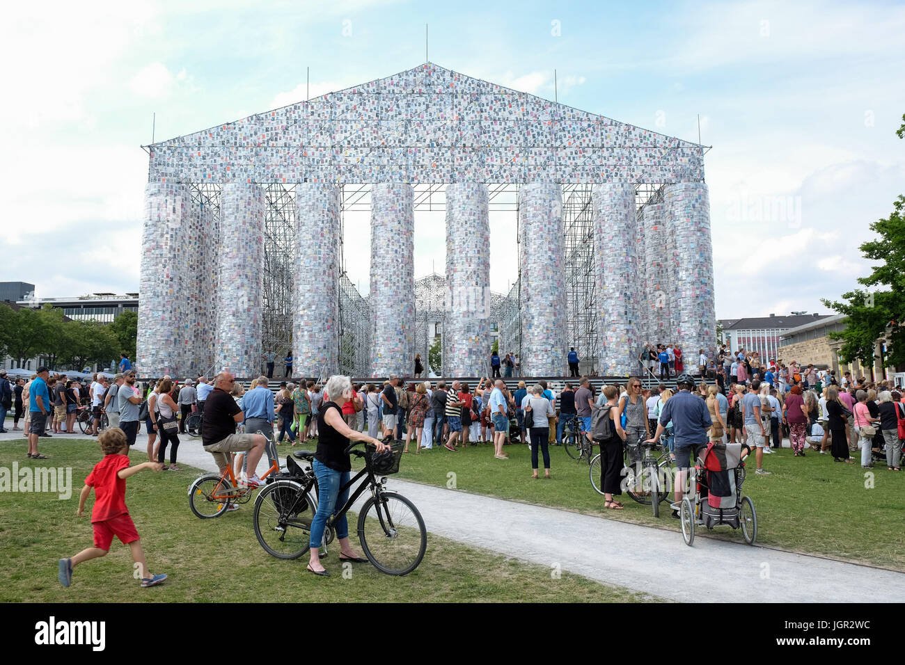 Kassel, Deutschland. 9. Juli 2017. Documenta-Besucher stehen vor der "Parthenon der Bücher" in Kassel, Deutschland, 9. Juli 2017. Foto: Uwe Zucchi/Dpa/Alamy Live News Stockfoto