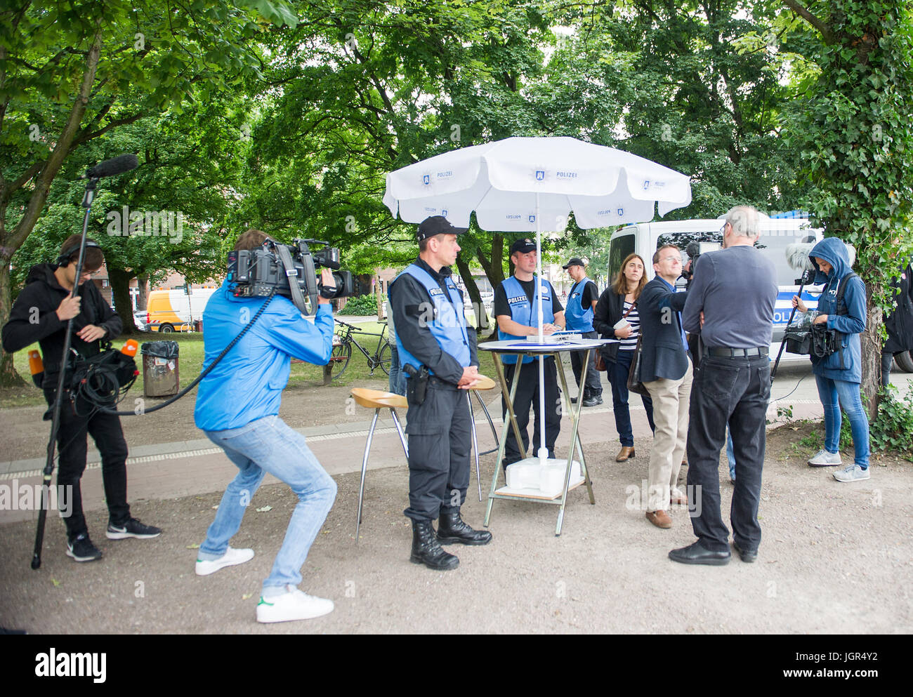 Hamburg, Deutschland. 10. Juli 2017. Medienvertreterinnen und Medienvertreter sprechen für die Bewohner in einem Polizei-Informationen-Stall, beschädigt wo die betroffenen melden können Eigentum auf dem Pferdemarkt in Hamburg, Deutschland, 10. Juli 2017. Es gab Aufstände während des G20-Gipfels in Hamburg. Foto: Christina Sabrowsky/Dpa/Alamy Live News Stockfoto