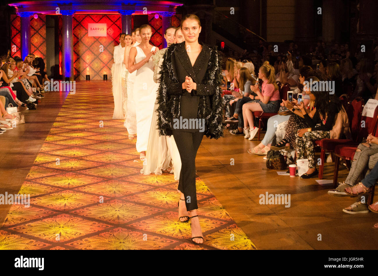 St George's Hall in Liverpool, Großbritannien. Barrus Modenschau mit Zuschauer catwalk Modelle während der britischen Stil Kollektive 2017 durch die Kleidung Show präsentiert. Stockfoto