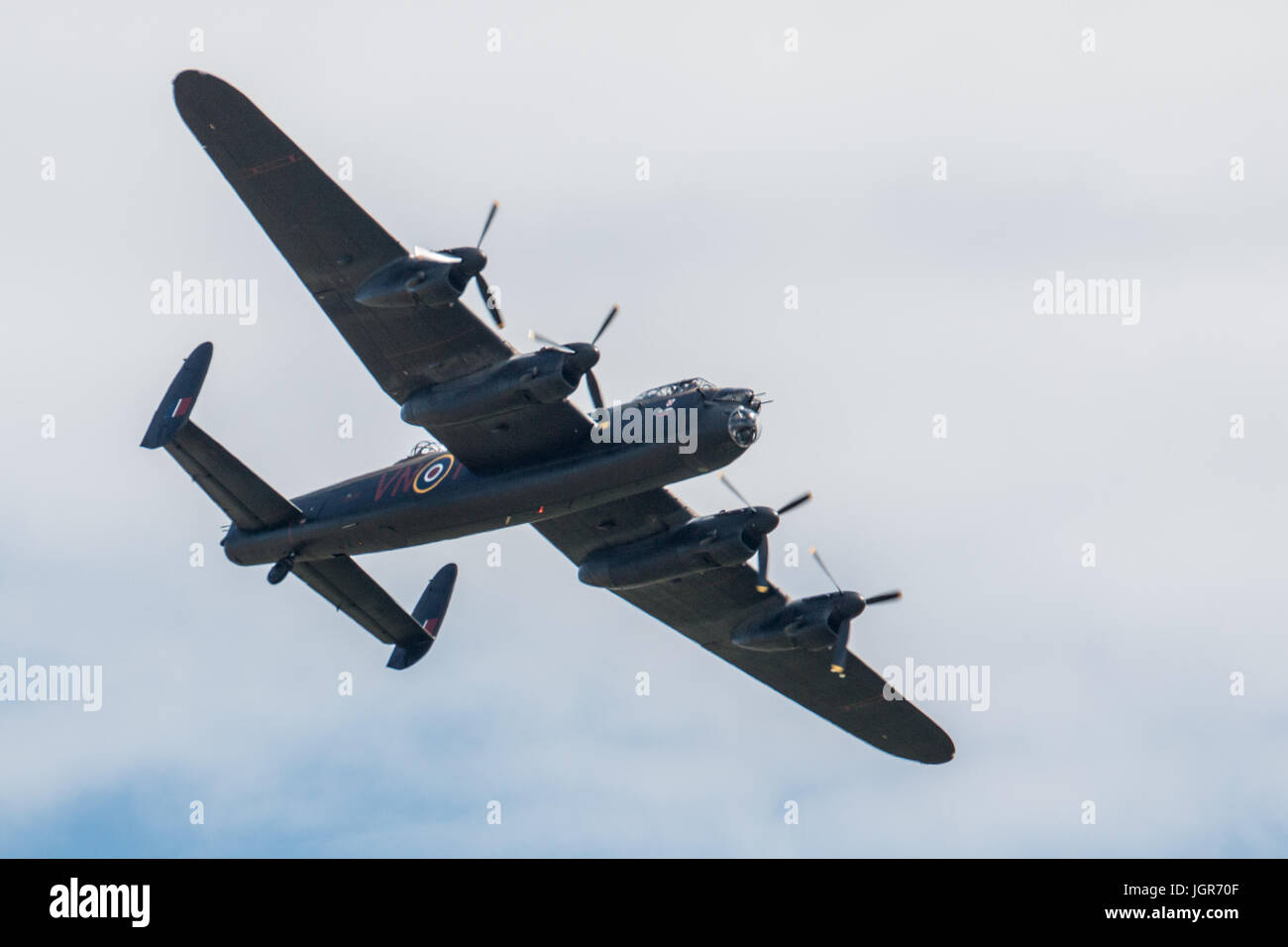 RNAS Yeovilton, Vereinigtes Königreich, 8. Juli 2017, die Schlacht von Großbritannien Memorial Flüge Avro Lancaster PA 474 hatte ihren ersten öffentlichen Auftritt bei Yeovilton nach ihrer 9 Monate des Major Maintenance bei Duxford wo sie auch eine neue erhielt Lackierung ihre Backbordseite ist besitzt jetzt geschmückt mit den Farben der 460 Squadron Royal Australian Air Force AR-L für Führer, von RAF Binbrook von 1943 flog bis sie verloren nach unten von Flack mit gebracht war, die Verlust der Besatzung während v-1-Standorte in Frankreich auf der 3. Auguat 1944 und ein Schema repräsentieren eine RAF Waddington Angriff auf Basis 50 Staffel Stockfoto