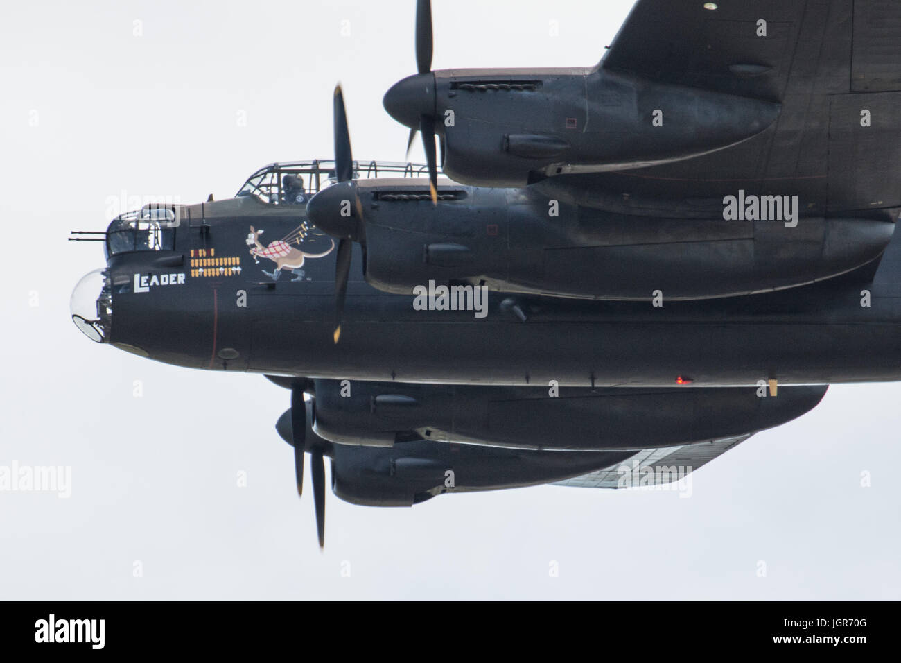 RNAS Yeovilton, Vereinigtes Königreich, 8. Juli 2017, die Schlacht von Großbritannien Memorial Flüge Avro Lancaster PA 474 hatte ihren ersten öffentlichen Auftritt bei Yeovilton nach ihrer 9 Monate des Major Maintenance bei Duxford wo sie auch eine neue erhielt Lackierung ihre Backbordseite ist besitzt jetzt geschmückt mit den Farben der 460 Squadron Royal Australian Air Force AR-L für Führer, von RAF Binbrook von 1943 flog bis sie verloren nach unten von Flack mit gebracht war, die Verlust der Besatzung während v-1-Standorte in Frankreich auf der 3. Auguat 1944 und ein Schema repräsentieren eine RAF Waddington Angriff auf Basis 50 Staffel Stockfoto