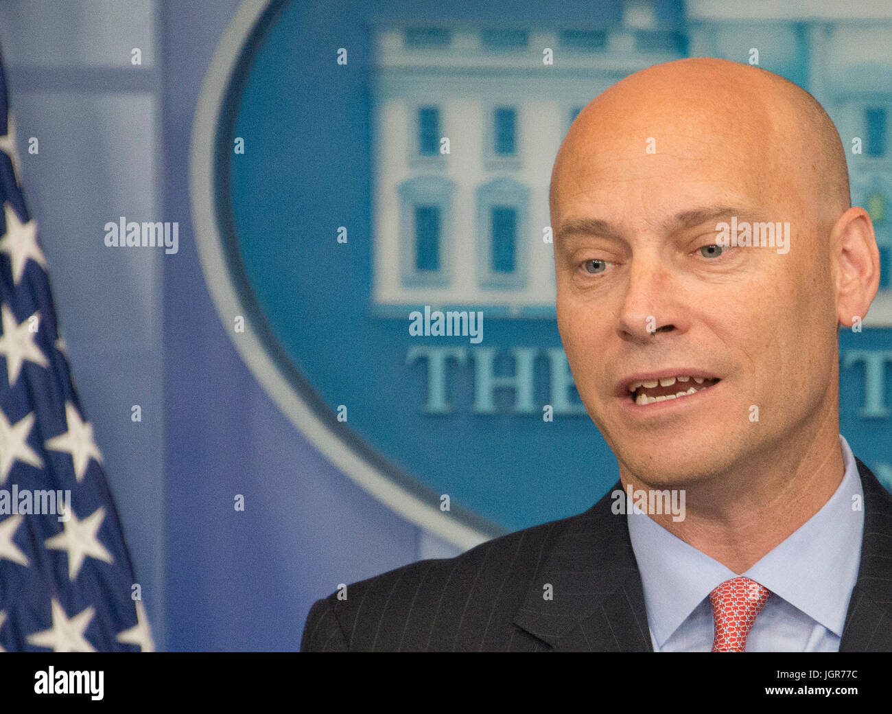 Weißen Hauses Direktor der Legislative Angelegenheiten Marc kurz erläutert der Verwaltung verlangt, dass Vereinigte Staaten Senat Demokraten entscheidende Trumpf beauftragte Bestätigungen in Brady Press Briefing-Raum im Weißen Haus in Washington, DC auf Montag, 10. Juli 2017 verzögert haben. Bildnachweis: Ron Sachs/CNP /MediaPunch Stockfoto