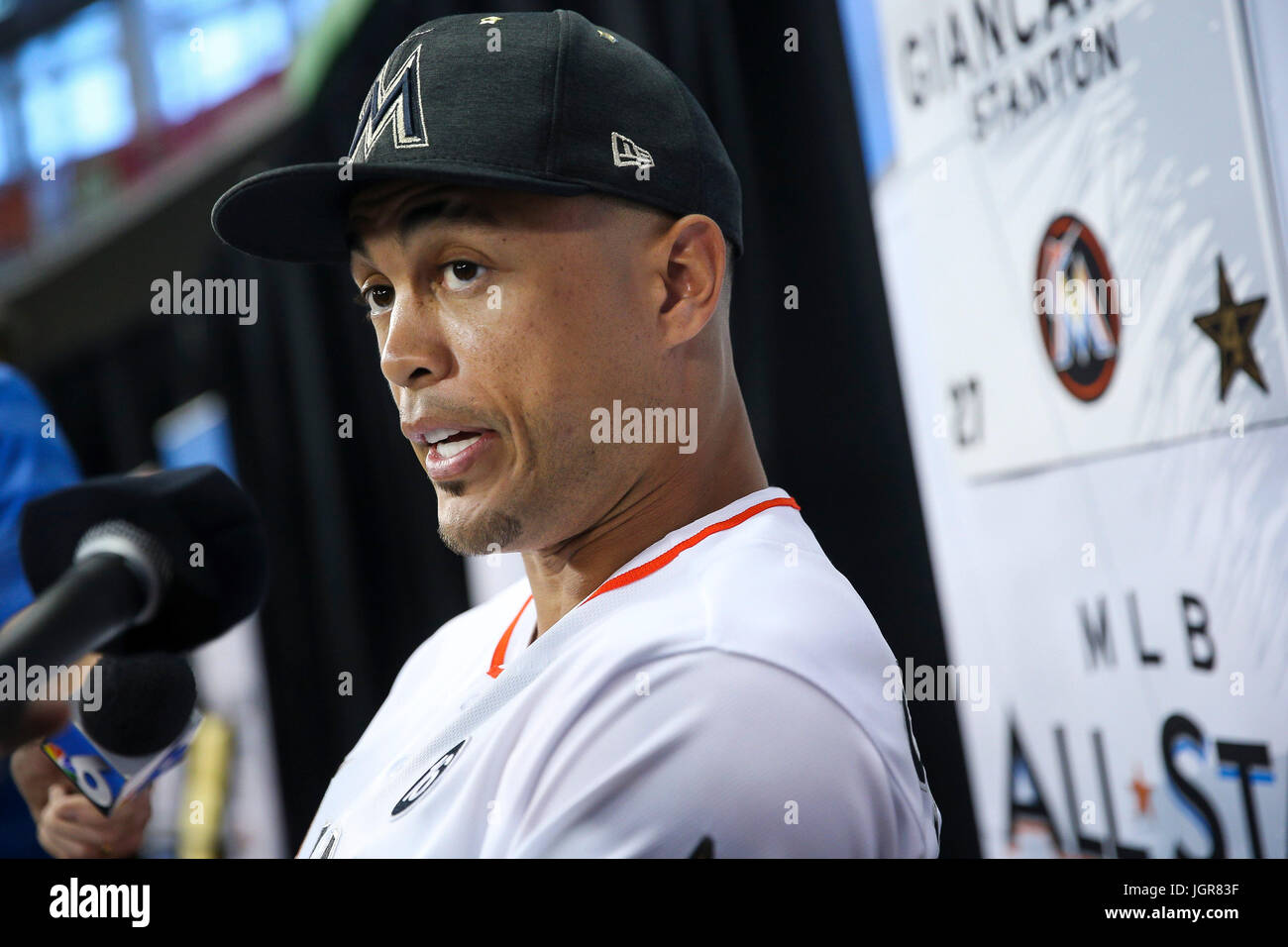 Miami, Florida, USA. 10. Juli 2017. WILL VRAGOVIC | Times.Miami Marlins Outfielder Giancarlo Stanton (27) im Gespräch mit Reportern während alle Sterne Training am Vortag die Home Run Derby im Marlins Park in Miami, Florida am Montag, 10. Juli 2017. Bildnachweis: Willen Vragovic/Tampa Bay Times / ZUMA Draht/Alamy Live News Stockfoto