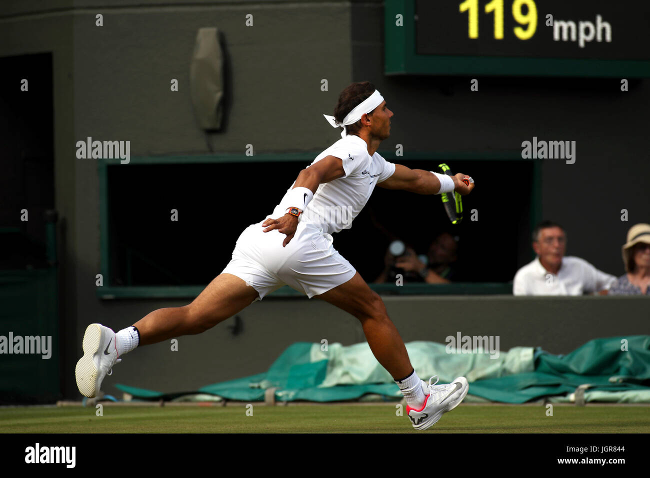 London, UK. 10. Juli 2017. Wimbledon Tennis: London, 10. Juli 2017 - Spaniens Rafael Nadal während seiner vierten Runde Niederlage gegen Gilles Muller von Luxemburg in Wimbledon. Bildnachweis: Adam Stoltman/Alamy Live-Nachrichten Stockfoto