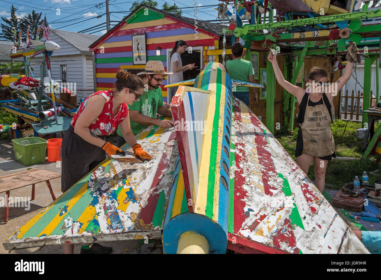 Hamtramck, Michigan - freiwillige Arbeit zur Wiederherstellung Hamtramck Disneyland, eine Volkskunst-Installation in seinem Hinterhof von ukrainischen Einwanderer gebaut und in den Ruhestand Stockfoto