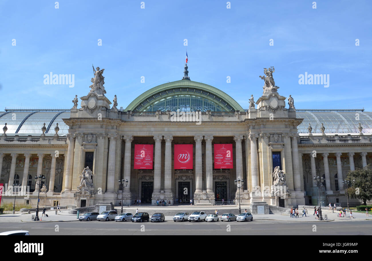 PARIS - AUG 13: The Grand Palais des Champs-Elysees in Paris, Frankreich am 13. August 2016 gezeigt wird.  Es wurde für die Weltausstellung des Jahres 1900 gebaut. Stockfoto