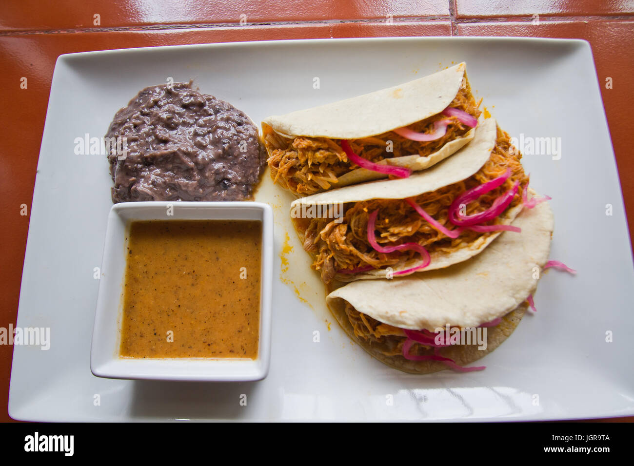 Cochinita Pibil Tacos mit Habanero-sauce Stockfoto