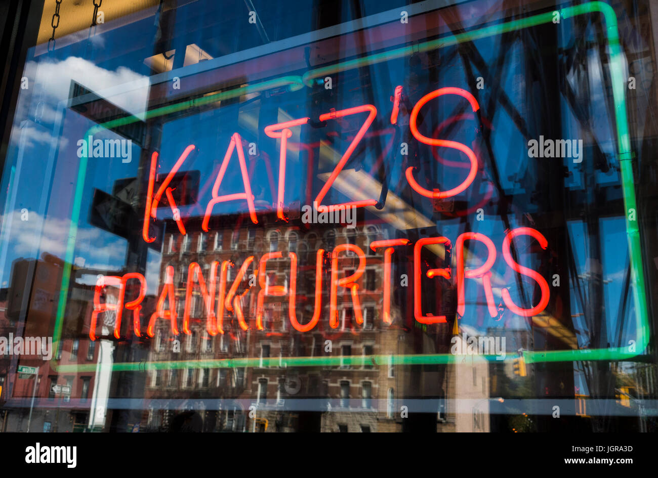 Neon-Schild im Fenster Katz es Deli sagt Würstchen im Angebot auf der Lower Eastside von New York City Stockfoto