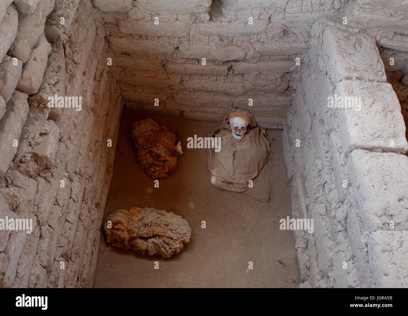 Die mumifizierten Überreste eines Kindes in den alten Friedhof von Chauchilla in Nazca, Peru Stockfoto