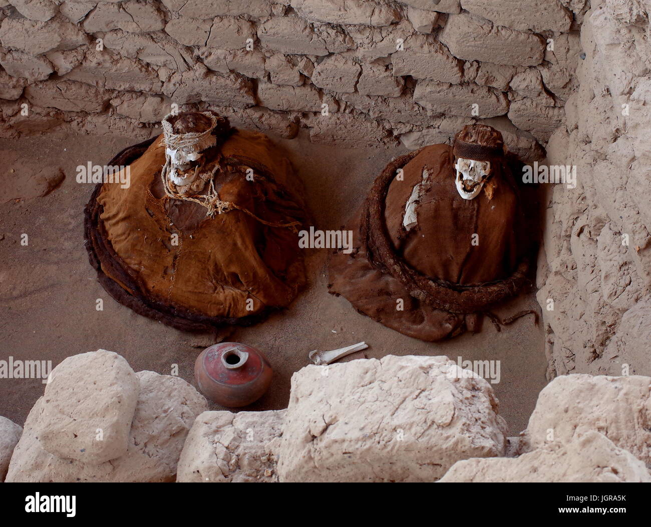 Mumien sitzen in ihrem Grab auf dem alten Chauchilla Friedhof in Nazca, Peru Stockfoto