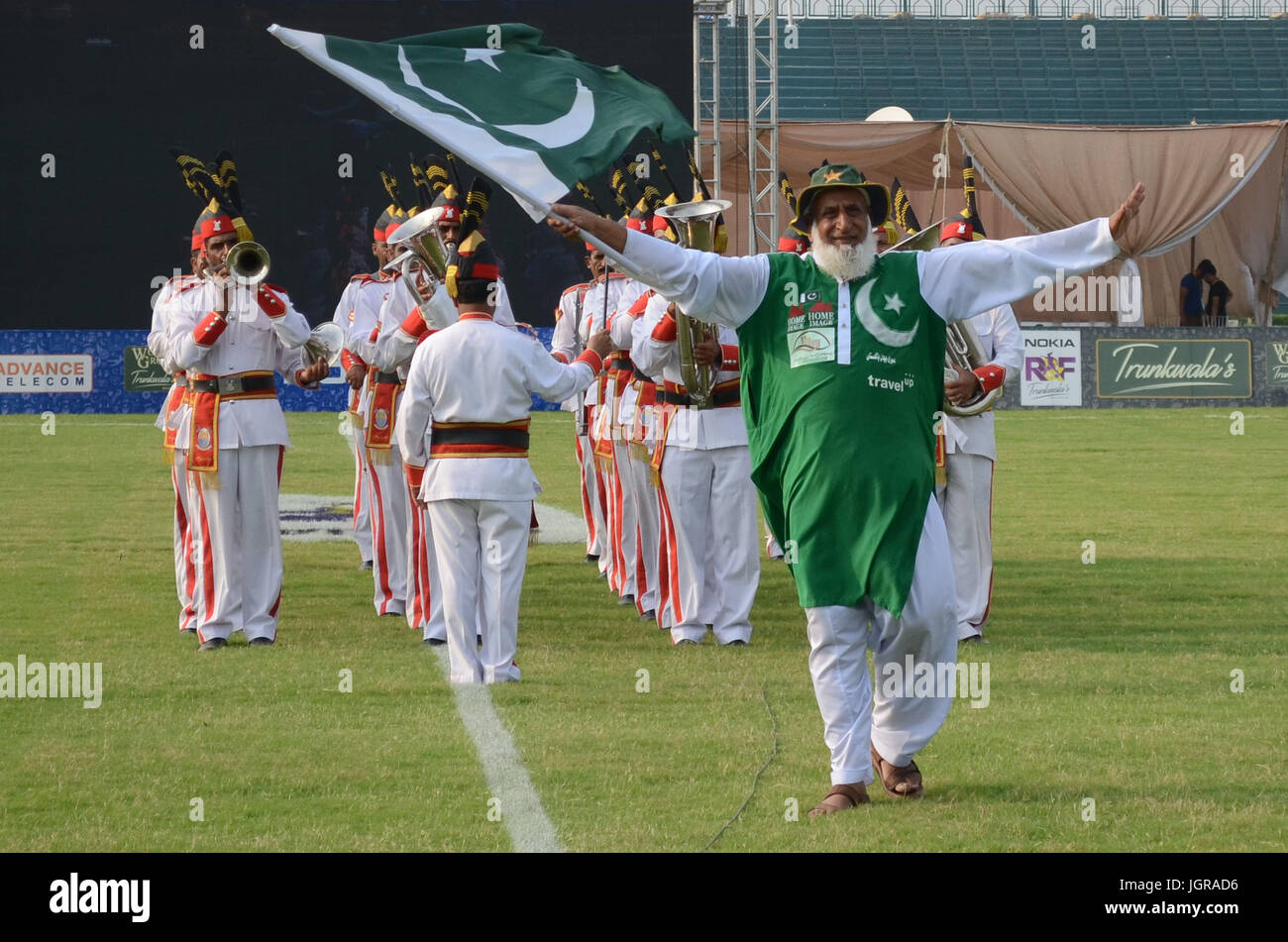 Lahore, Pakistan. 10. Juli 2017. Fußballnationalspieler beteiligen sich während eines freundlichen Fußballspiels Stadium Festung Lahore. Brasilianischen Helden Ronaldinho, ehemalige Manchester United tapferen Ryan Giggs, ehemaliger England Torhüter David James, niederländische Star George Boateng, ehemalige französische Spieler Robert Pires und Nicolas Anelka und Portugiese Luis Boa Morte erreicht der Landeshauptstadt zu einem freundlichen Fußballspiel spielen. Bildnachweis: Rana Sajid Hussain/Pacific Press/Alamy Live-Nachrichten Stockfoto