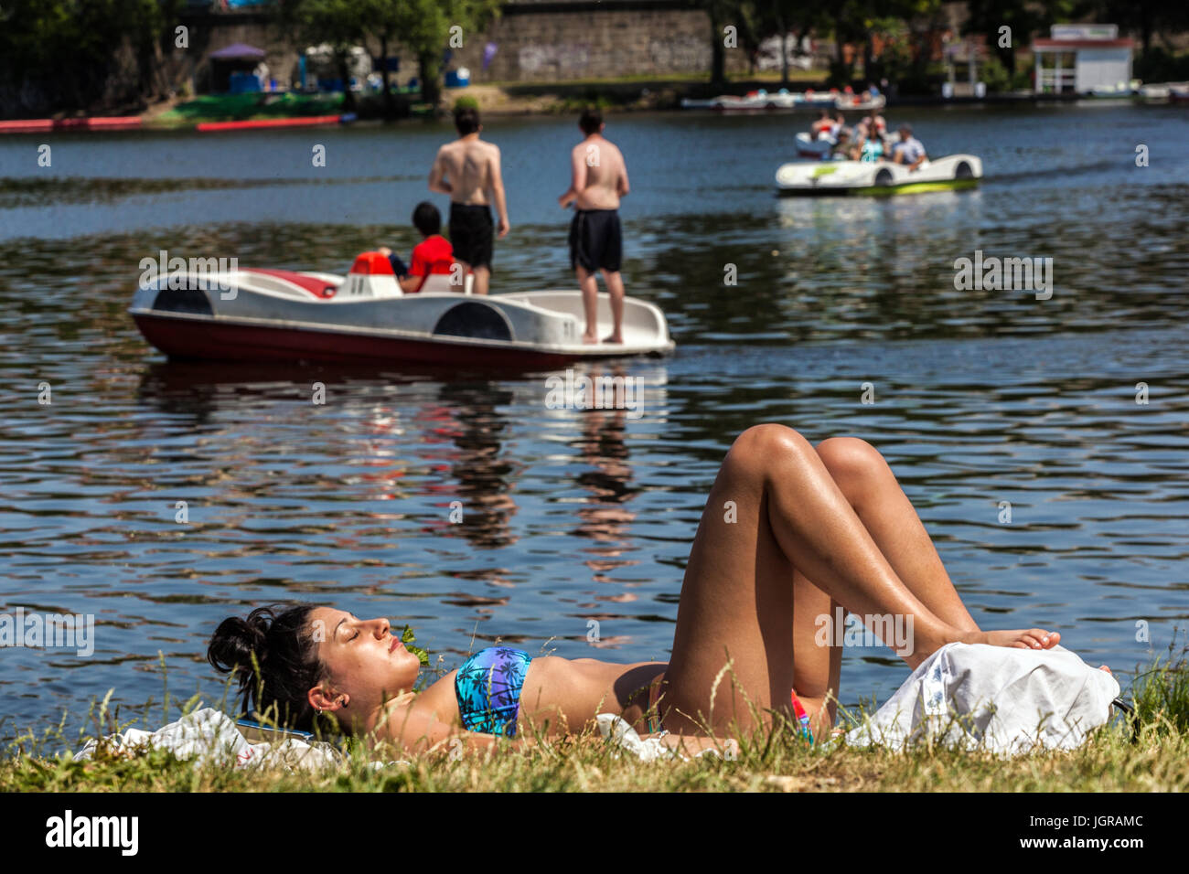 Die Menschen nutzten das tropische Wetter zum Schwimmen, Sonnenbaden und Reiten auf Booten Prag Sommertag Tschechische Republik Stockfoto