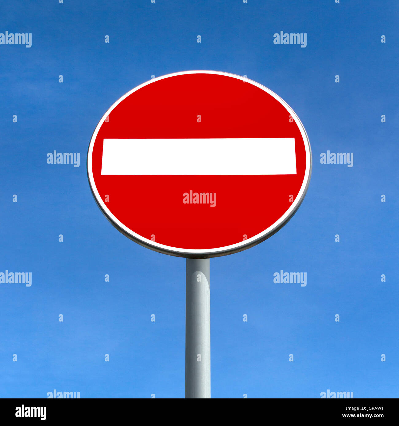 Runde rote Straßenschild auf Metallstab. Kein Eintrag Schild über blauen Himmel. Stockfoto