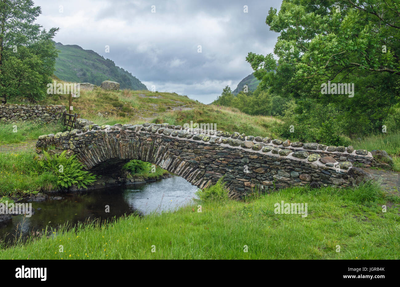 Der Stein Lastesel-Brücke bei Watendlath in der Seenplatte Cumbria Stockfoto