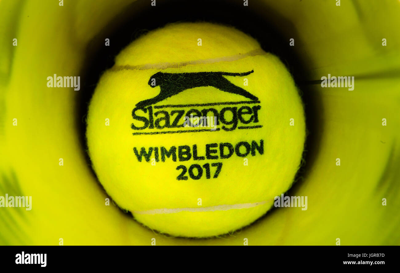Eine Gesamtansicht eines Wimbledon 2017 Slazenger Tennisballs. Stockfoto