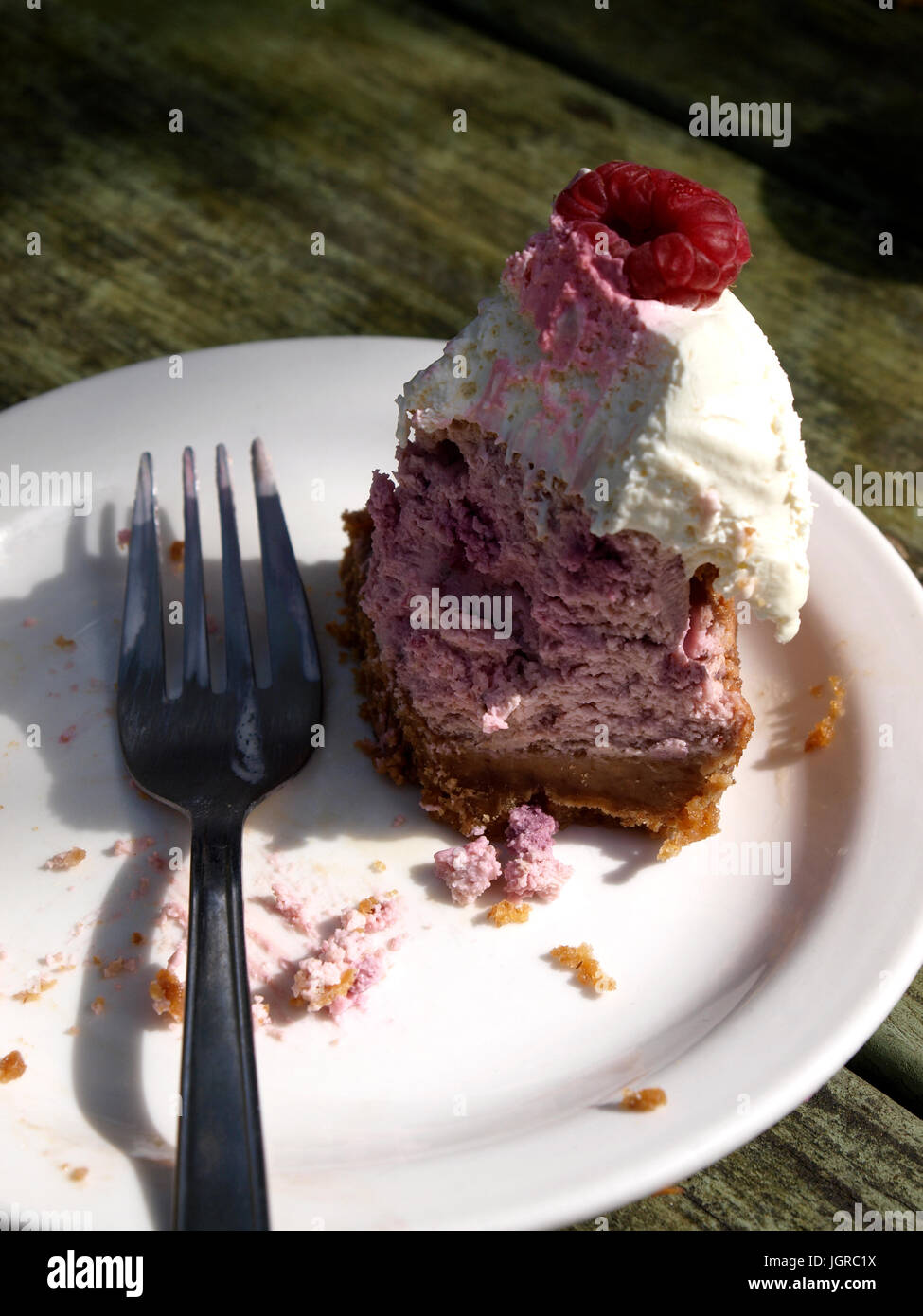 Halb gegessen Torten auf einem Teller mit einem Folk, UK Stockfoto