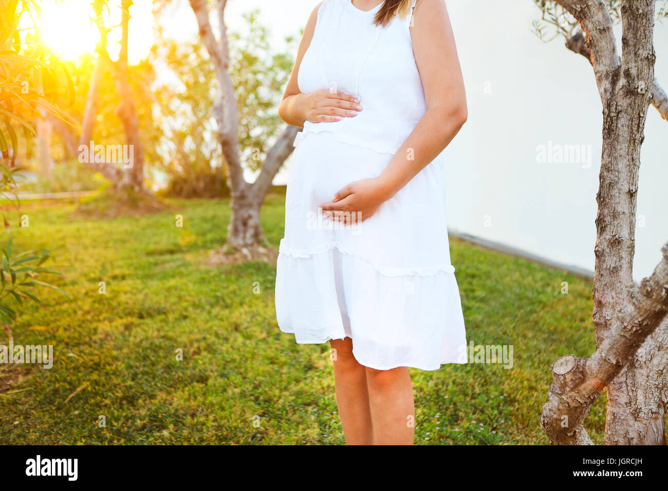 Bild der schwangeren Bauch mit berühren die Hände im freien Closeup Stockfoto