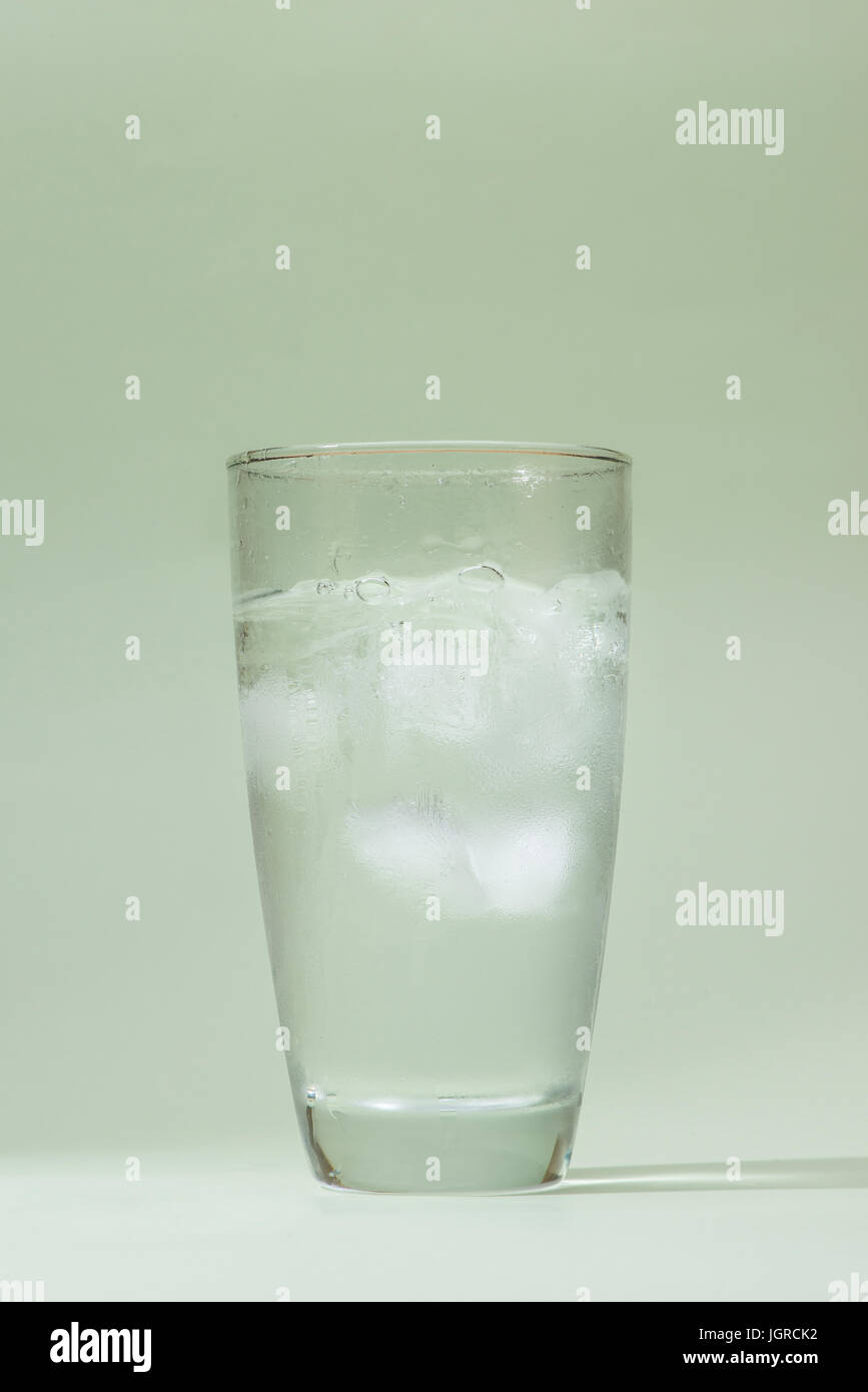 Kaltes Trinkwasser im Glas auf dem Tisch Stockfoto