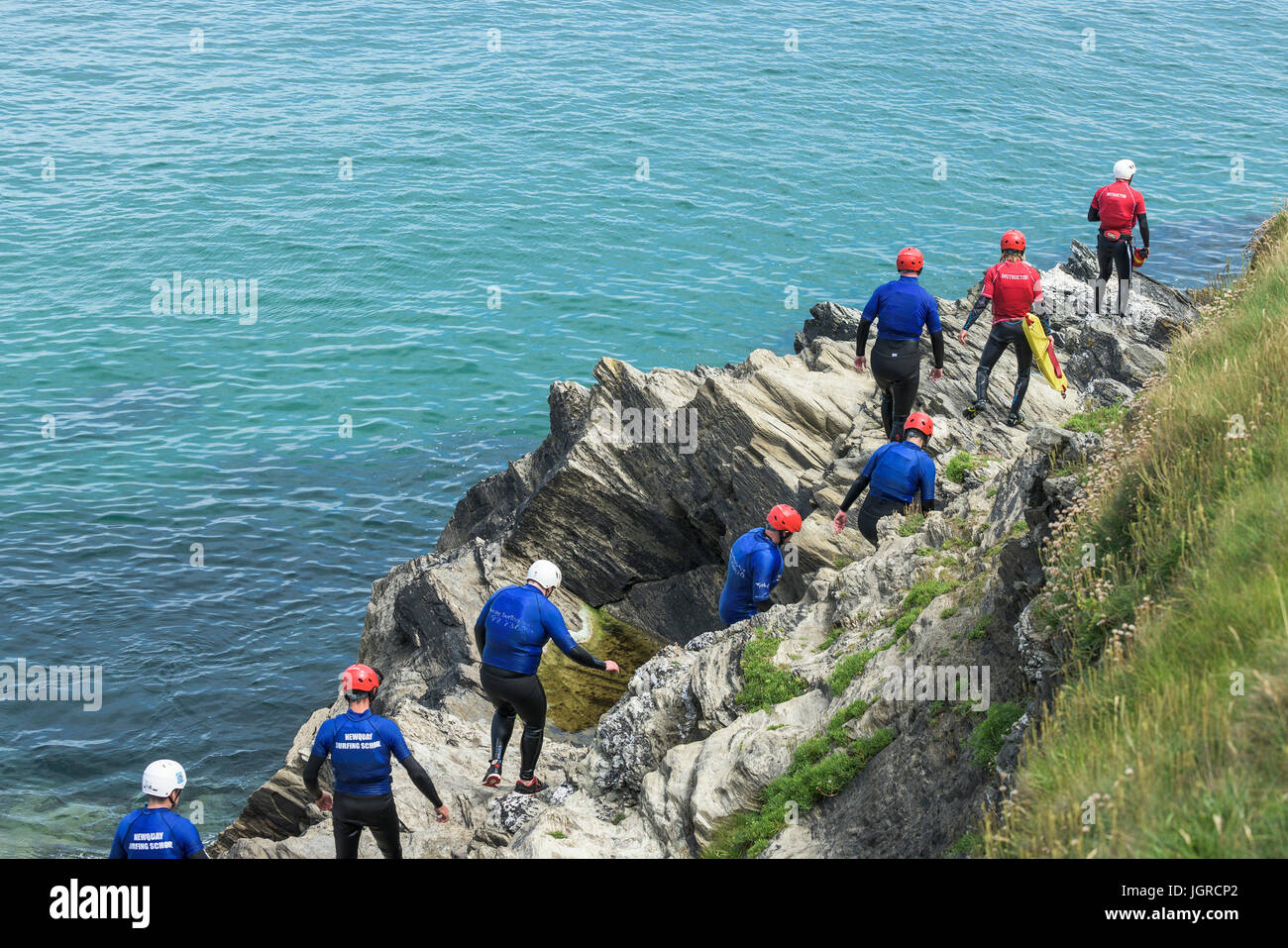 Coaleering auf Towan Head in Newquay in Cornwall. Stockfoto