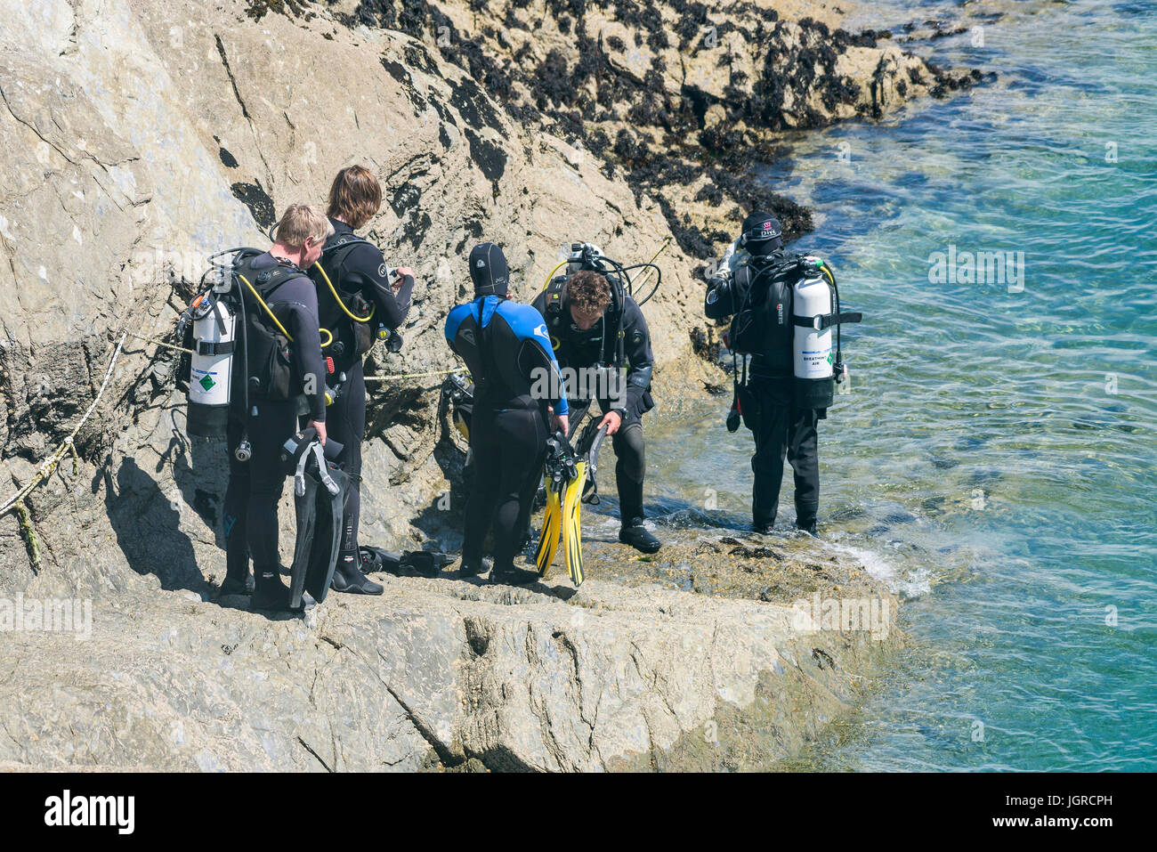 Taucher, die Vorbereitung auf das Meer. Stockfoto