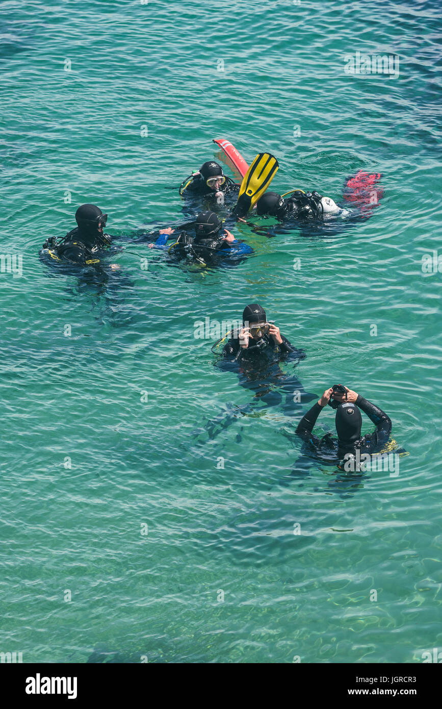 Taucher im Meer Vorbereitung für einen Tauchgang. Stockfoto