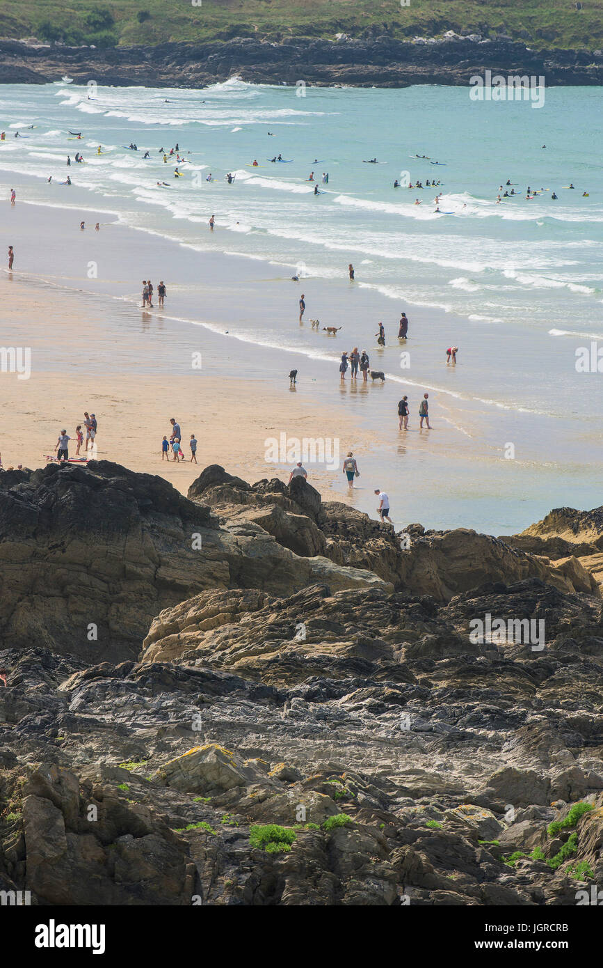 Urlauber genießen Fistral Beach in Newquay, Cornwall. Stockfoto