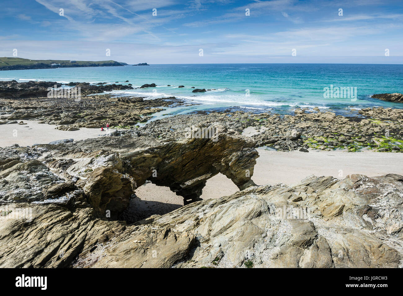 Ein natürlichen Felsbogen auf kleinen Fistral Strand in Newquay, Cornwall. Stockfoto