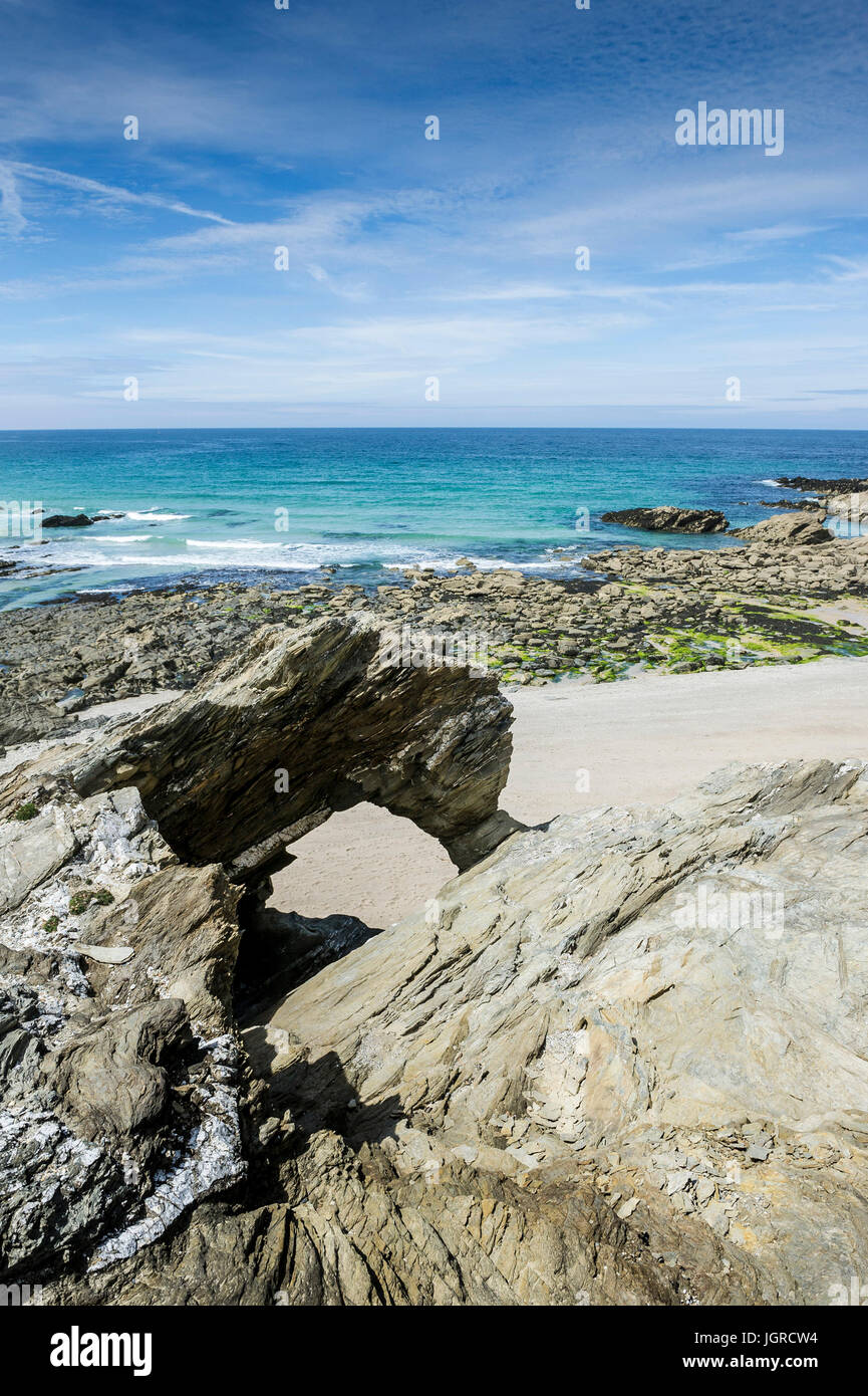 Ein natürlichen Felsbogen auf kleinen Fistral Strand in Newquay, Cornwall. Stockfoto