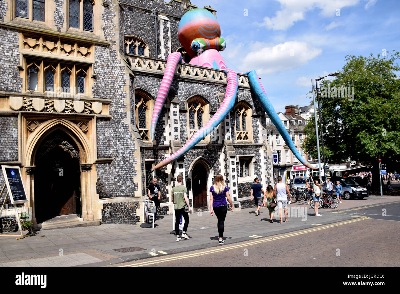 Aufblasbaren Riesenkrake auf The Guildhall als Bestandteil des Bürgermeisters Feier Wochenende, Norwich UK Juli 2017 Stockfoto