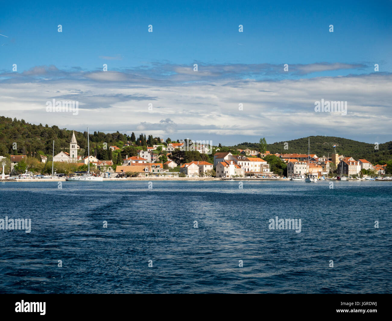 Kaprije die Insel in Kroatien, Mittelmeer Dorf und Marine Hafen bei Sonnenuntergang Stockfoto