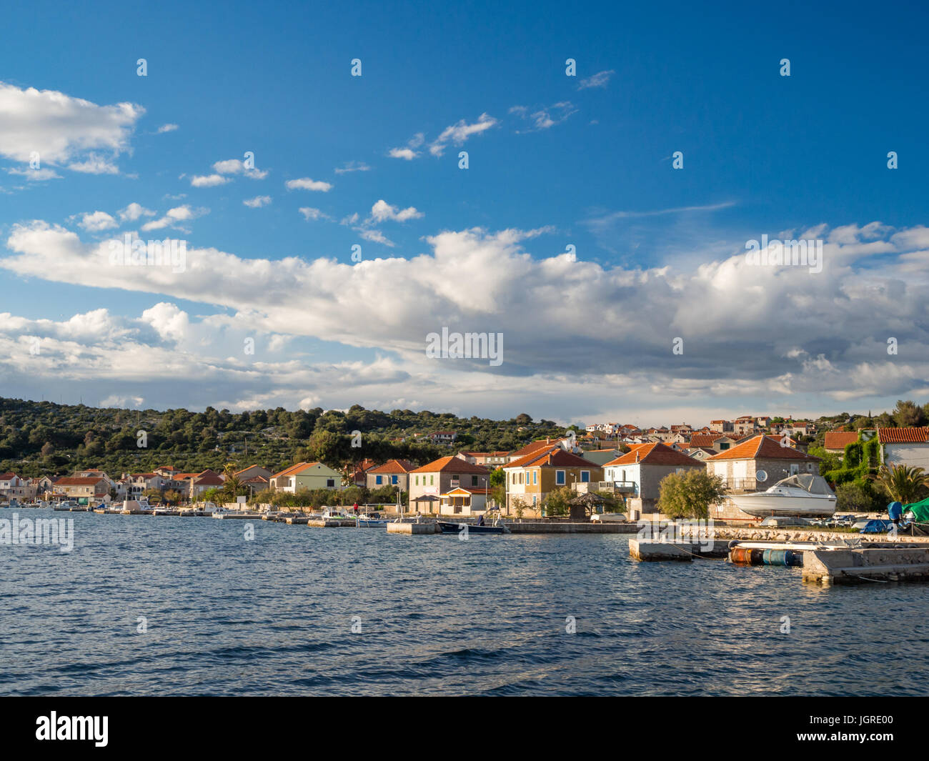 Kaprije die Insel in Kroatien, Mittelmeer Dorf und Marine Hafen bei Sonnenuntergang Stockfoto