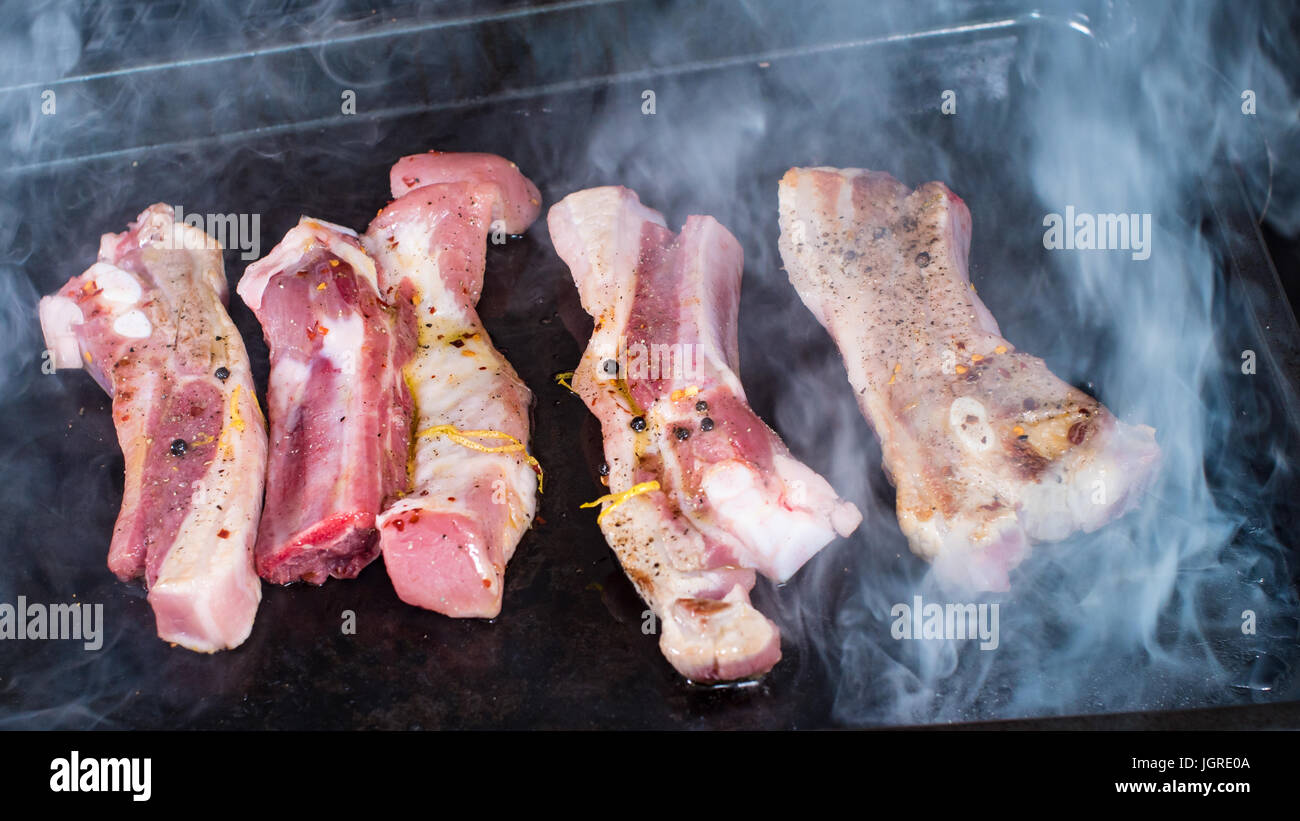 Kochen leckere klebrige geschmorte Schweinerippchen König Stockfoto