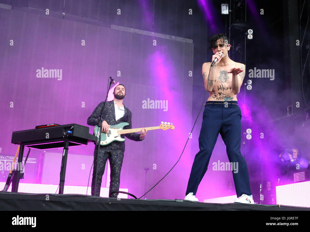 Matthew Healy aus dem Jahr 1975 spielt auf der Hauptbühne des TRNSMT Musikfestivals im Glasgow Green in Glasgow mit einer Sonntagsbemunterung von Bands wie Twin Atlantic und Biffy Clyro. DRÜCKEN SIE VERBANDSFOTO. Bilddatum: Sonntag, 9. Juli 2017. Bildnachweis sollte lauten: Andrew Milligan/PA Wire. Stockfoto