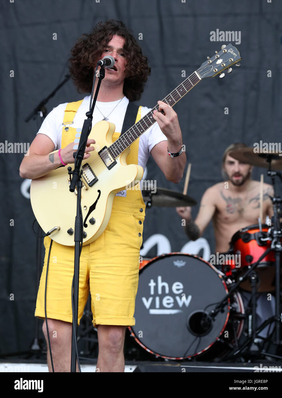 Kyle Falconer von The View führt auf der Hauptbühne beim TRNSMT Music Festival in Glasgow Green in Glasgow mit einem Sonntag Line-up von Handlungen einschließlich Twin Atlantic und Biffy Clyro.  PRESSEVERBAND Foto. Bild Datum: Sonntag 9. Juli 2017. Bildnachweis sollte lauten: Andrew Milligan/PA Wire. Stockfoto