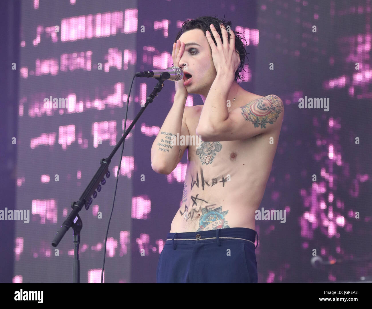 Matthew Healy aus dem Jahr 1975 spielt auf der Hauptbühne des TRNSMT Musikfestivals im Glasgow Green in Glasgow mit einer Sonntagsbemunterung von Bands wie Twin Atlantic und Biffy Clyro. DRÜCKEN SIE VERBANDSFOTO. Bilddatum: Sonntag, 9. Juli 2017. Bildnachweis sollte lauten: Andrew Milligan/PA Wire. Stockfoto