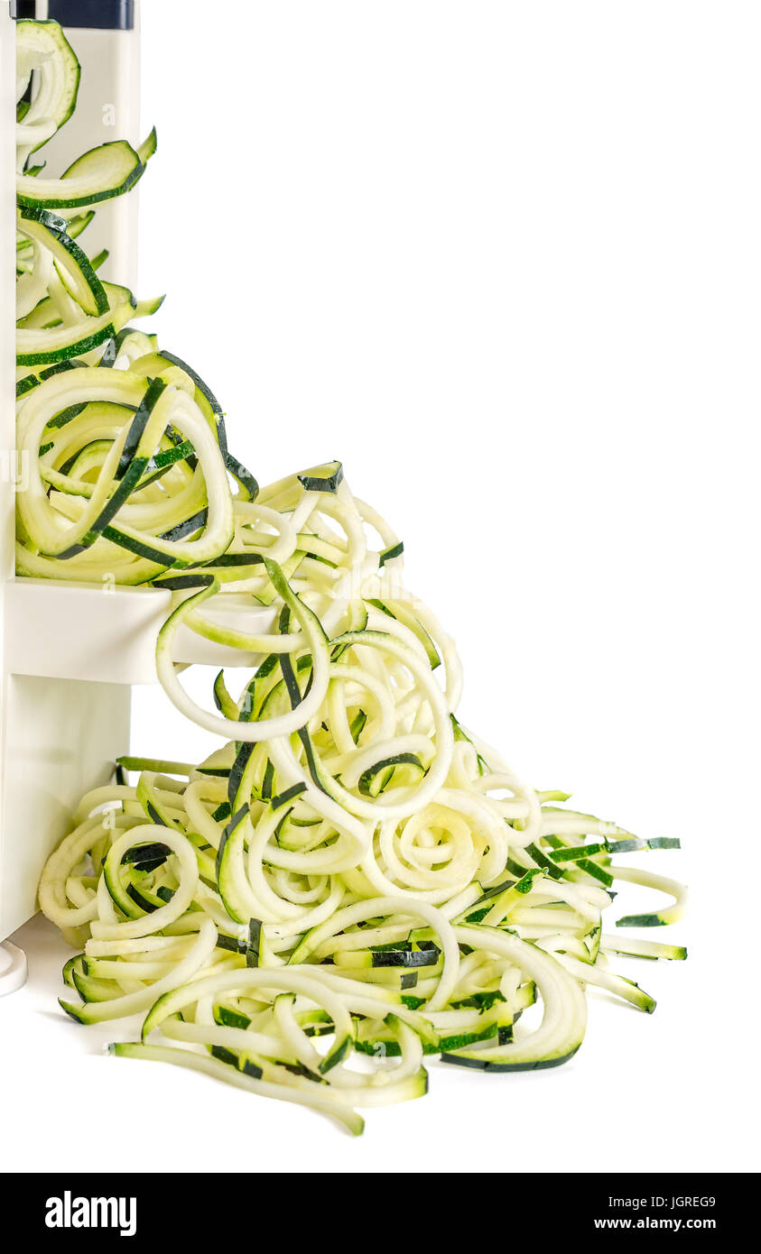 Seitenansicht des pflanzlichen Spiralizer rohe Zucchini Nudeln (Zoodles) isoliert auf weiss machen. Stockfoto