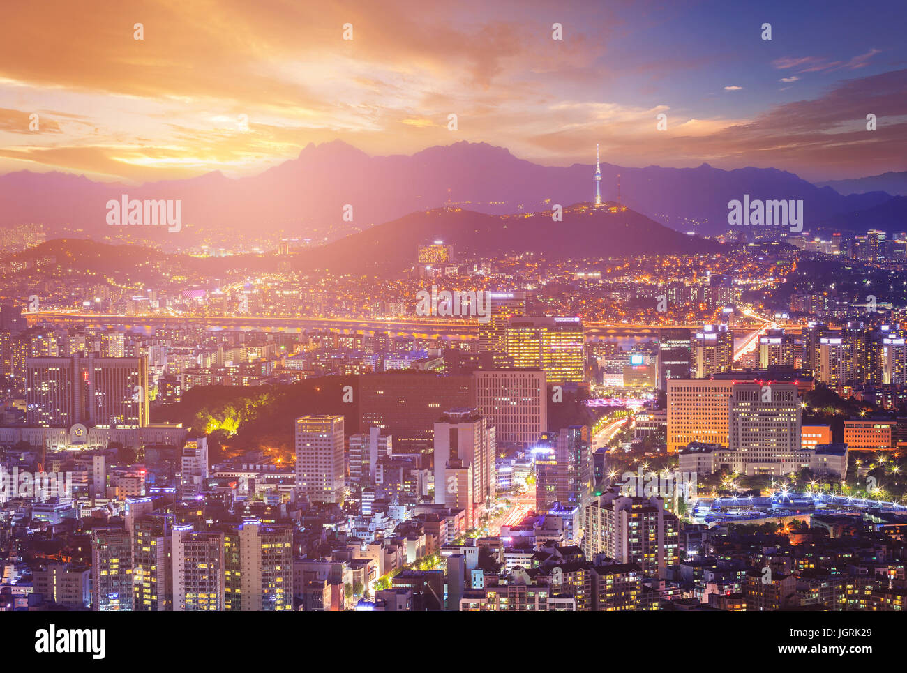 Seoul Stadt schöne Nacht Koreas mit Seoul Tower nach Sonnenuntergang Stockfoto
