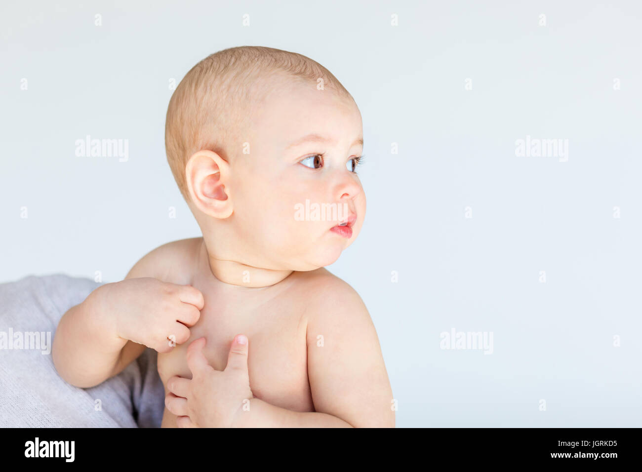 Seitenansicht der Mutter halten entzückenden jungen isoliert auf weiss, 1 Jahr alt Baby Konzept Stockfoto