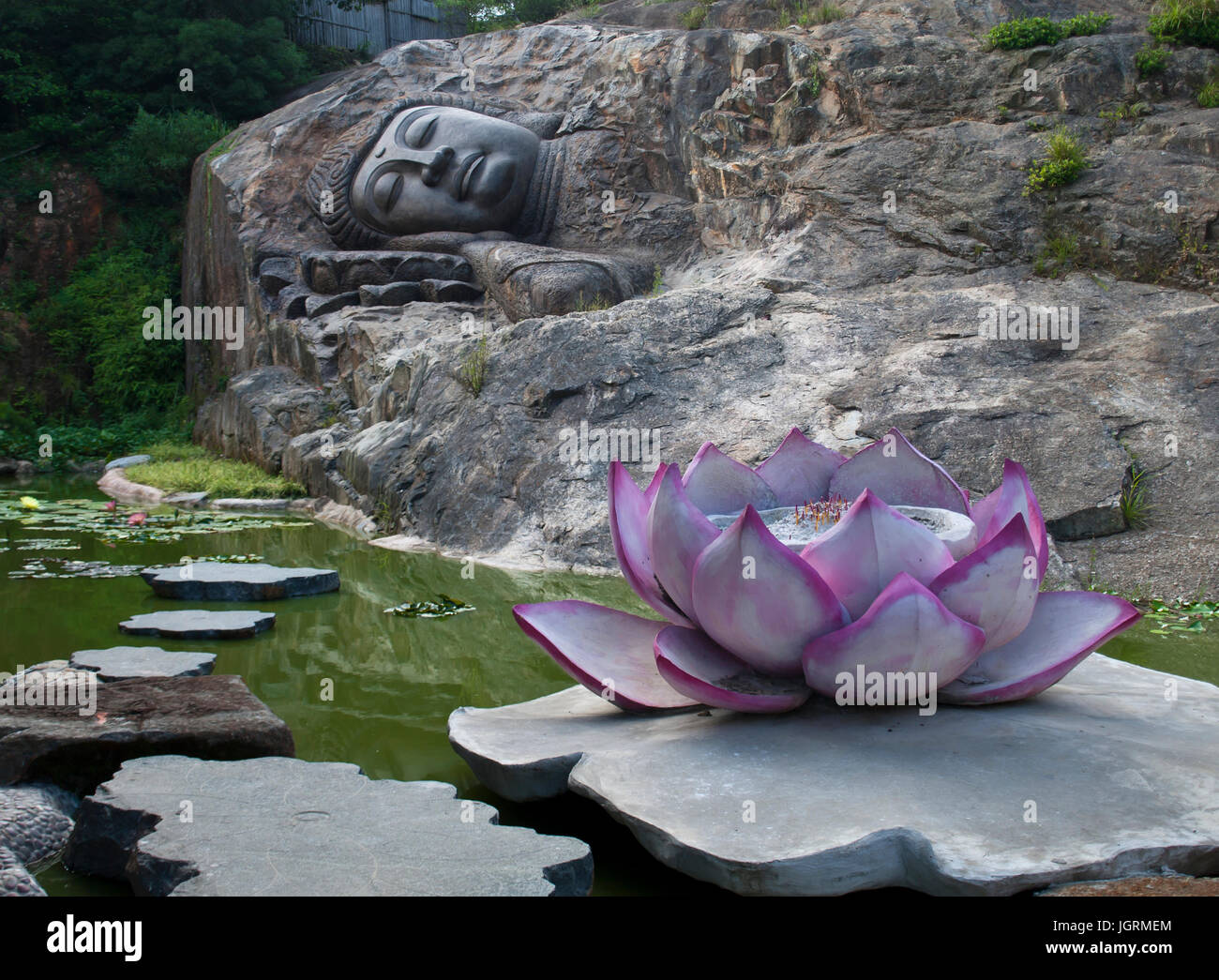 schlafenden Buddha-Statue in der Nähe von Lotus-Teich Stockfoto