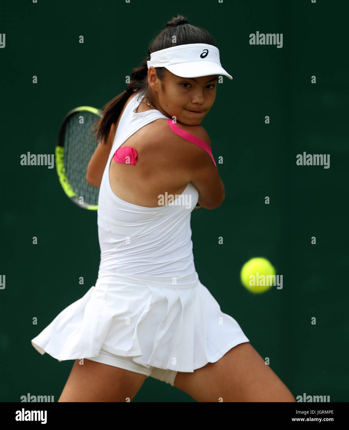 Emma Raducanu während ihr Mädchen-Einzel-Match am Tag sieben der Wimbledon Championships in The All England Lawn Tennis and Croquet Club, Wimbledon. Stockfoto