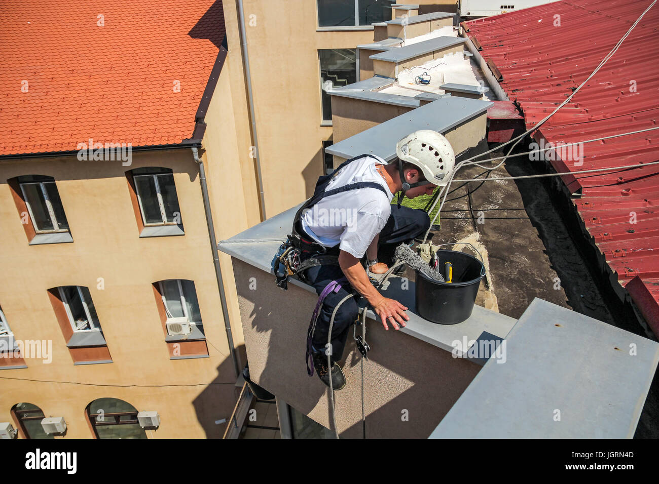 Industrielle Klettern - Fassade Reinigung zur Verfügung.  Hohes Risiko Arbeit Stockfoto
